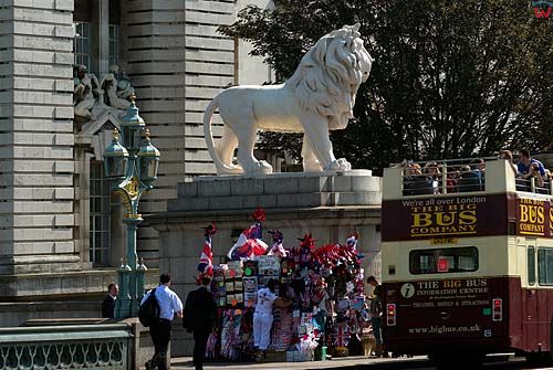Londyn. Rzeźba lwa przy wjeździe na most Westminister Bridge.